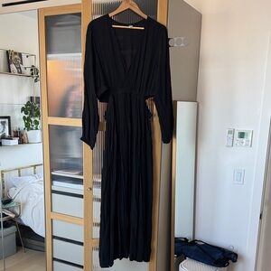 Women's Black V-Neck Long Sleeve Maxi Dress